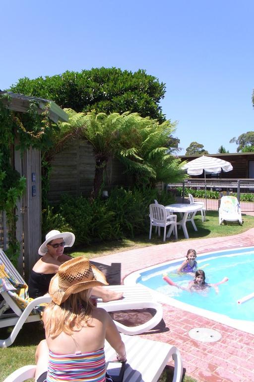 Lazy Acre Log Cabins Lakes Entrance Bagian luar foto
