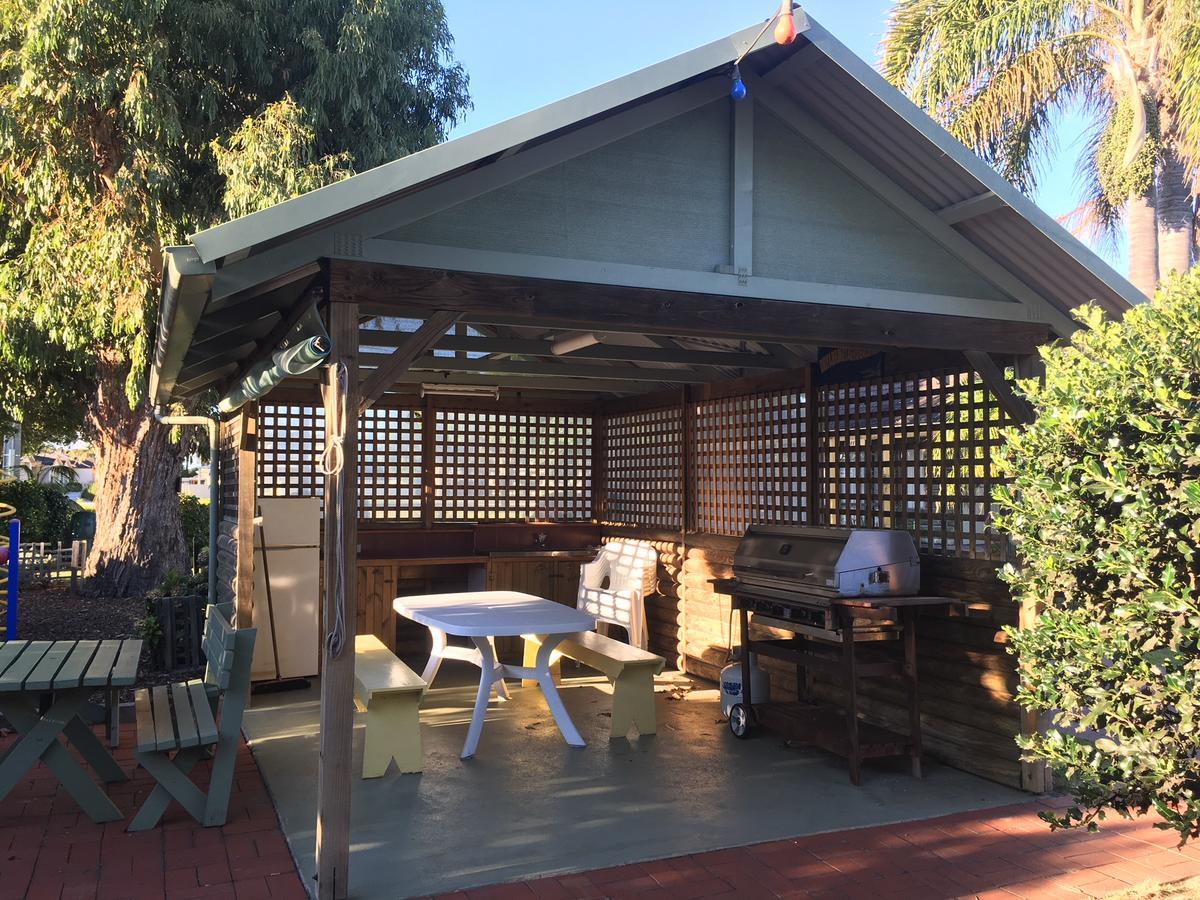Lazy Acre Log Cabins Lakes Entrance Bagian luar foto