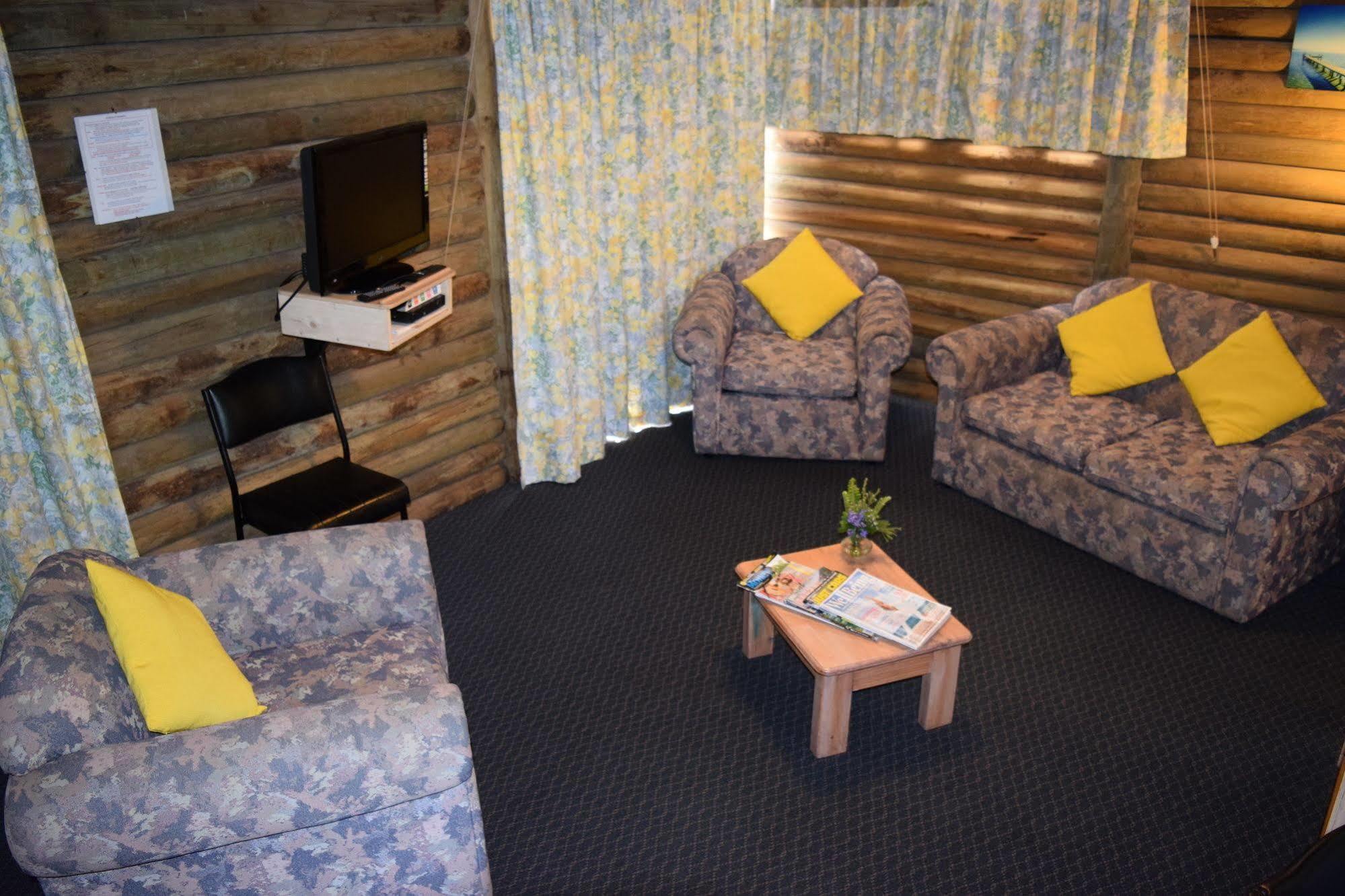 Lazy Acre Log Cabins Lakes Entrance Bagian luar foto