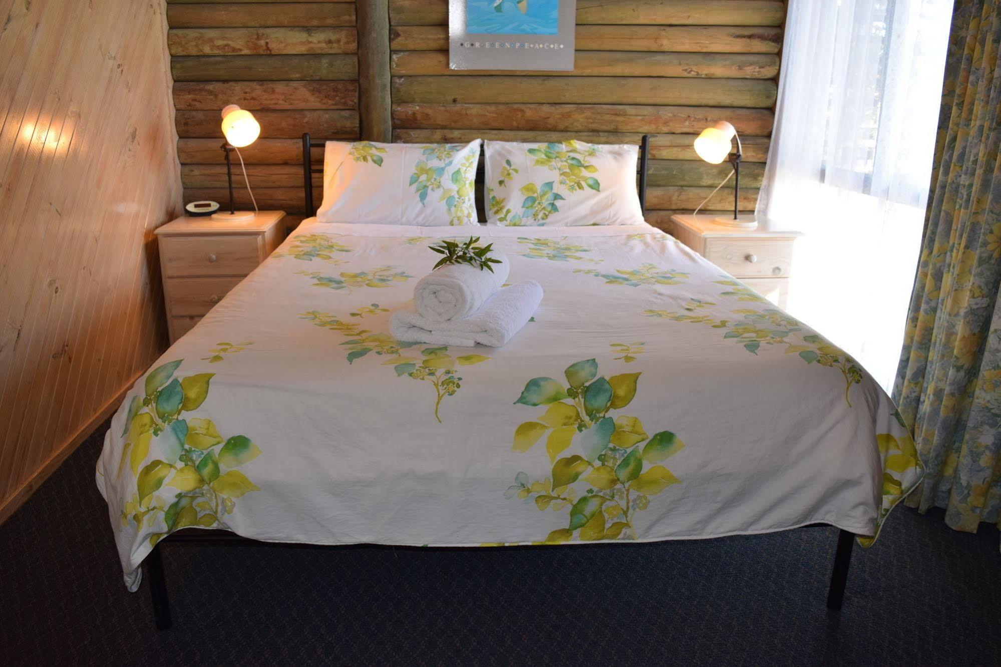 Lazy Acre Log Cabins Lakes Entrance Bagian luar foto