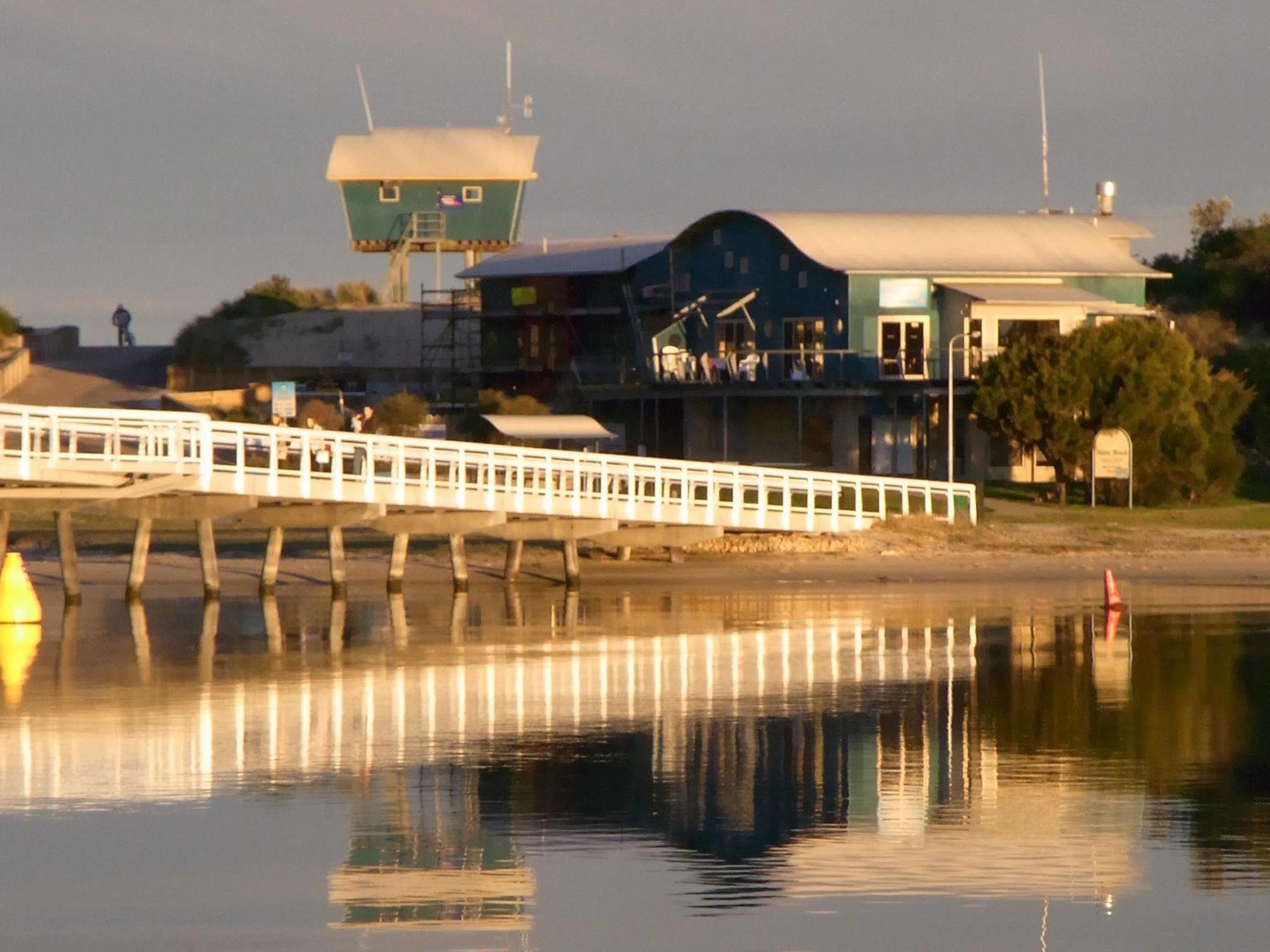 Lazy Acre Log Cabins Lakes Entrance Bagian luar foto
