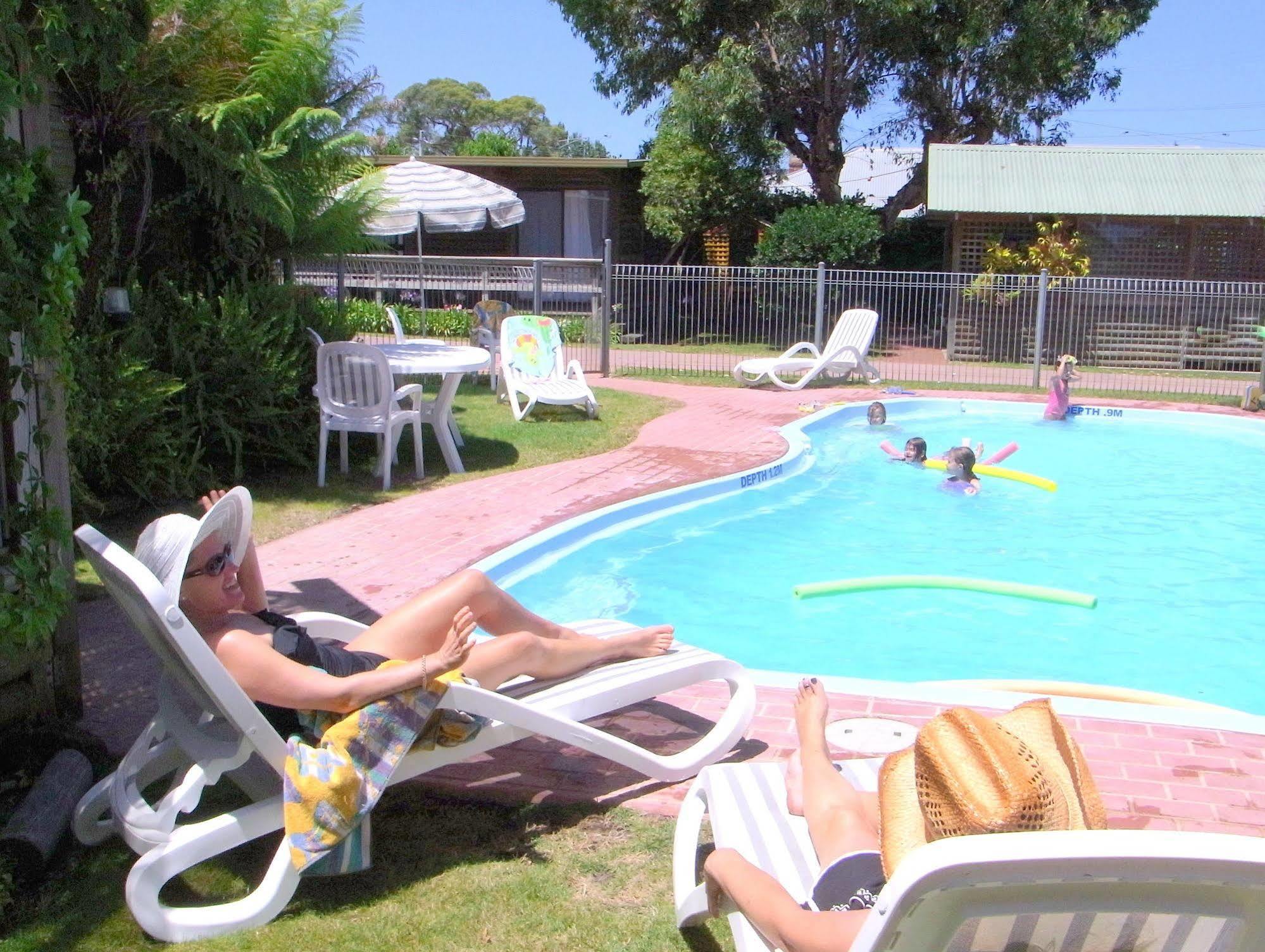 Lazy Acre Log Cabins Lakes Entrance Bagian luar foto