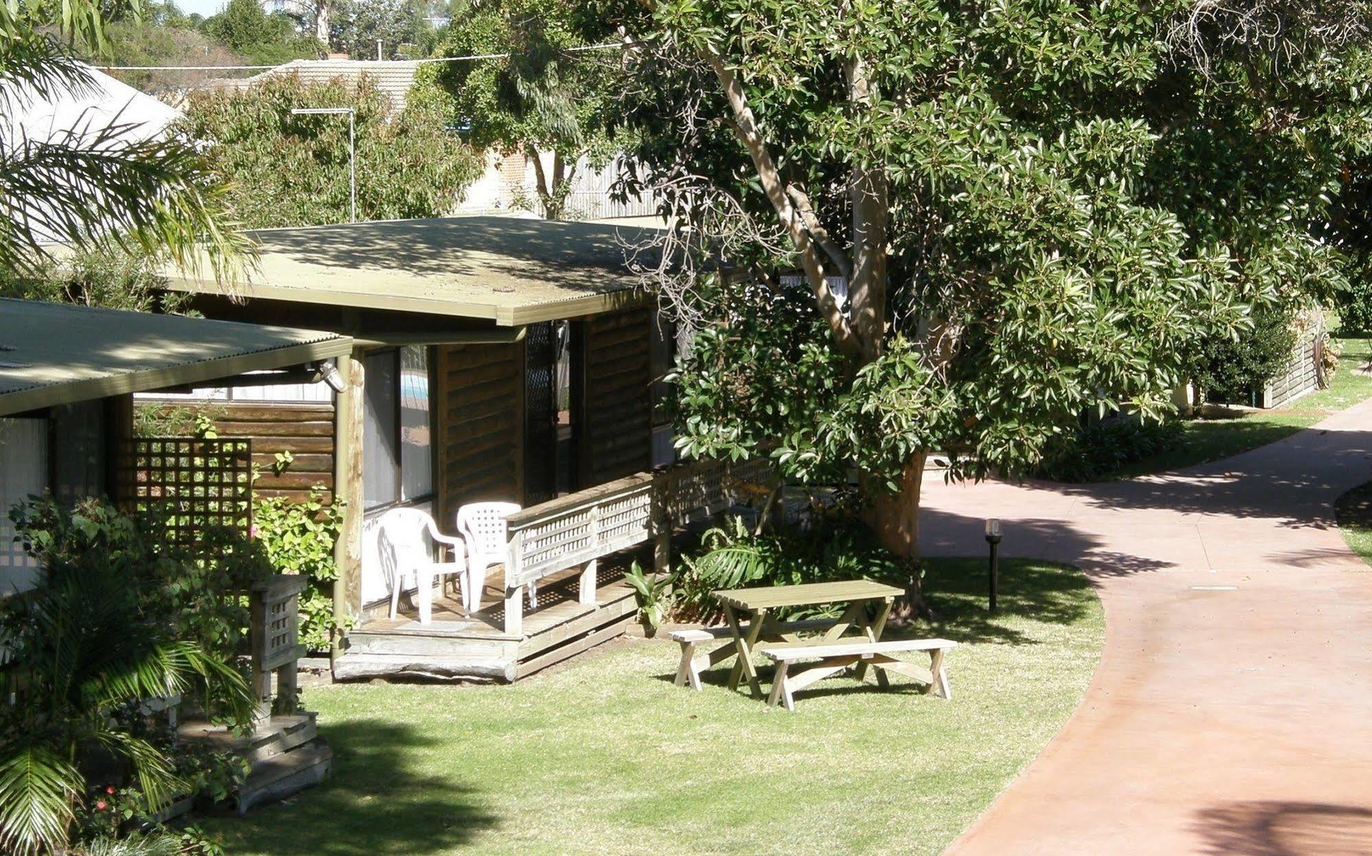 Lazy Acre Log Cabins Lakes Entrance Bagian luar foto