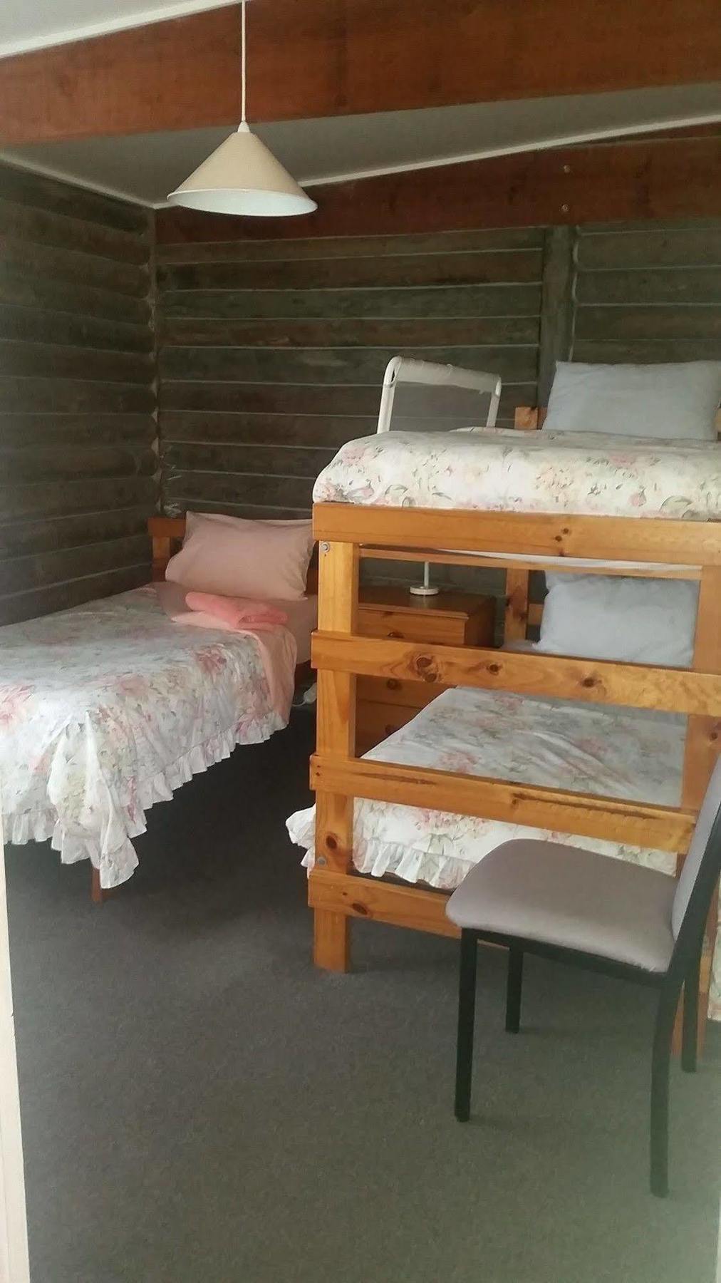 Lazy Acre Log Cabins Lakes Entrance Bagian luar foto