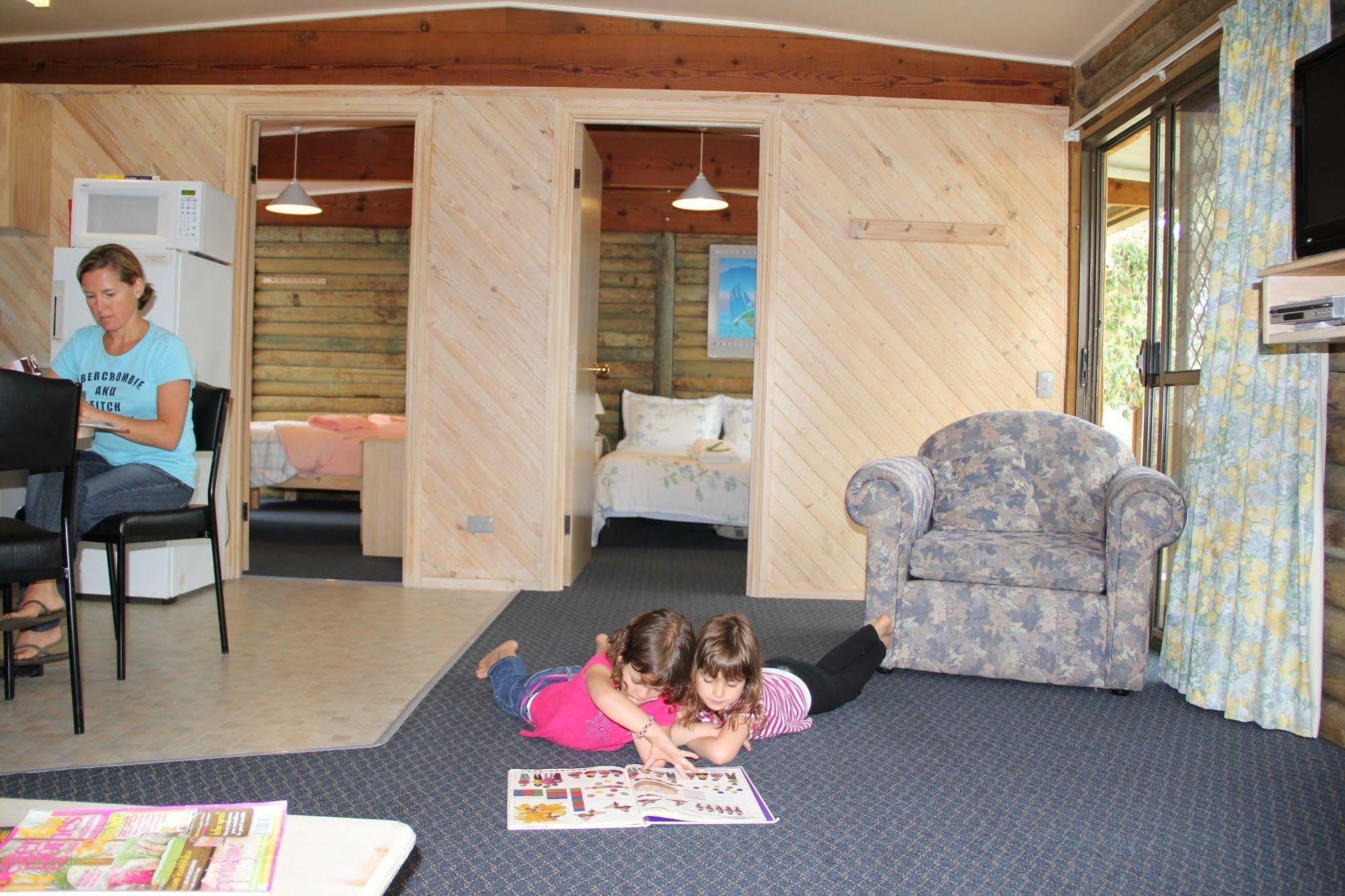 Lazy Acre Log Cabins Lakes Entrance Bagian luar foto