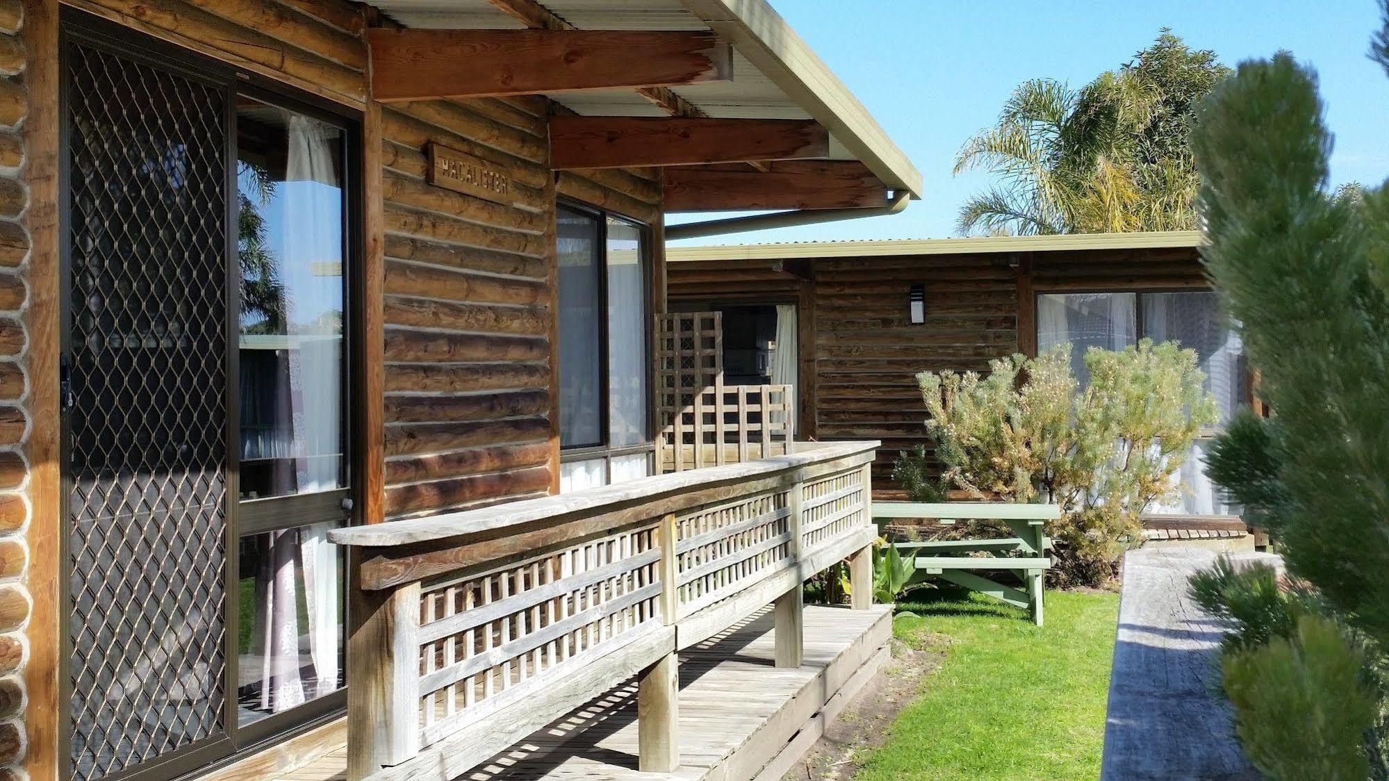 Lazy Acre Log Cabins Lakes Entrance Bagian luar foto