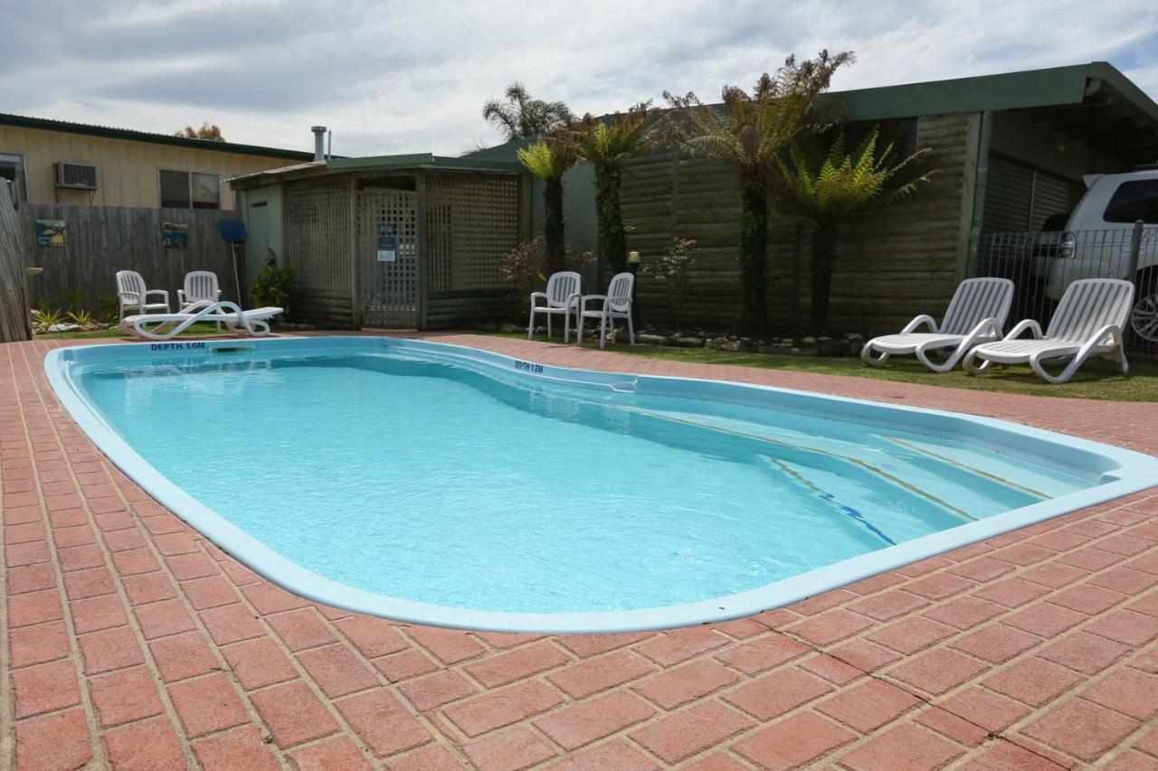 Lazy Acre Log Cabins Lakes Entrance Bagian luar foto