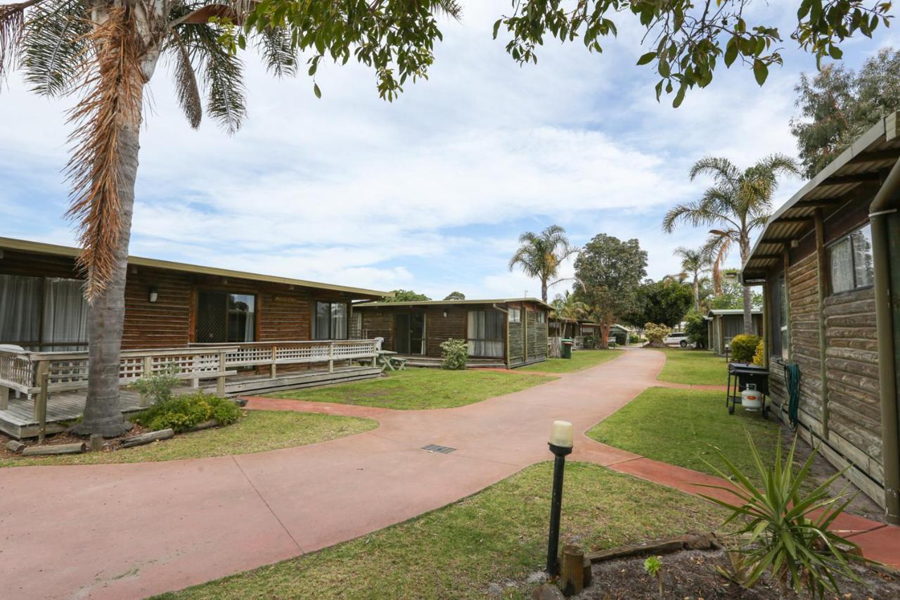 Lazy Acre Log Cabins Lakes Entrance Bagian luar foto