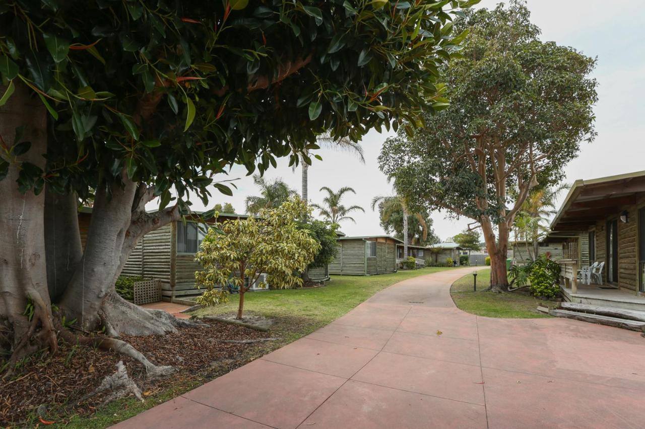 Lazy Acre Log Cabins Lakes Entrance Bagian luar foto