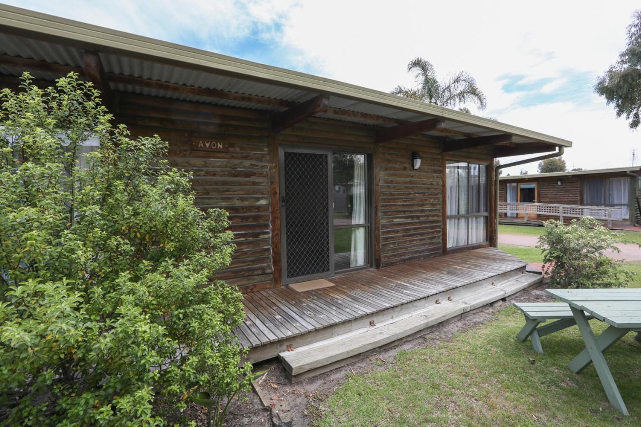 Lazy Acre Log Cabins Lakes Entrance Bagian luar foto