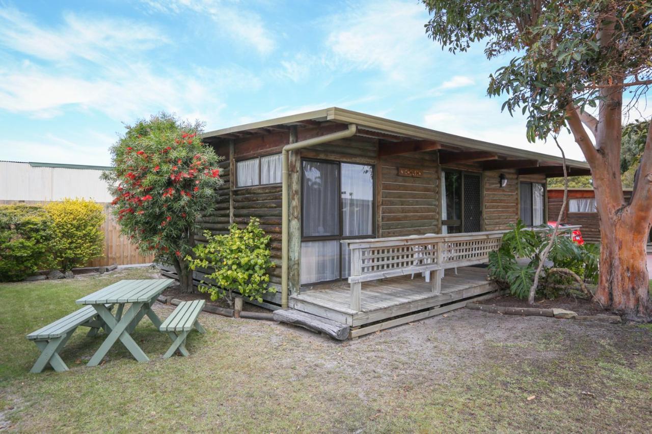 Lazy Acre Log Cabins Lakes Entrance Bagian luar foto