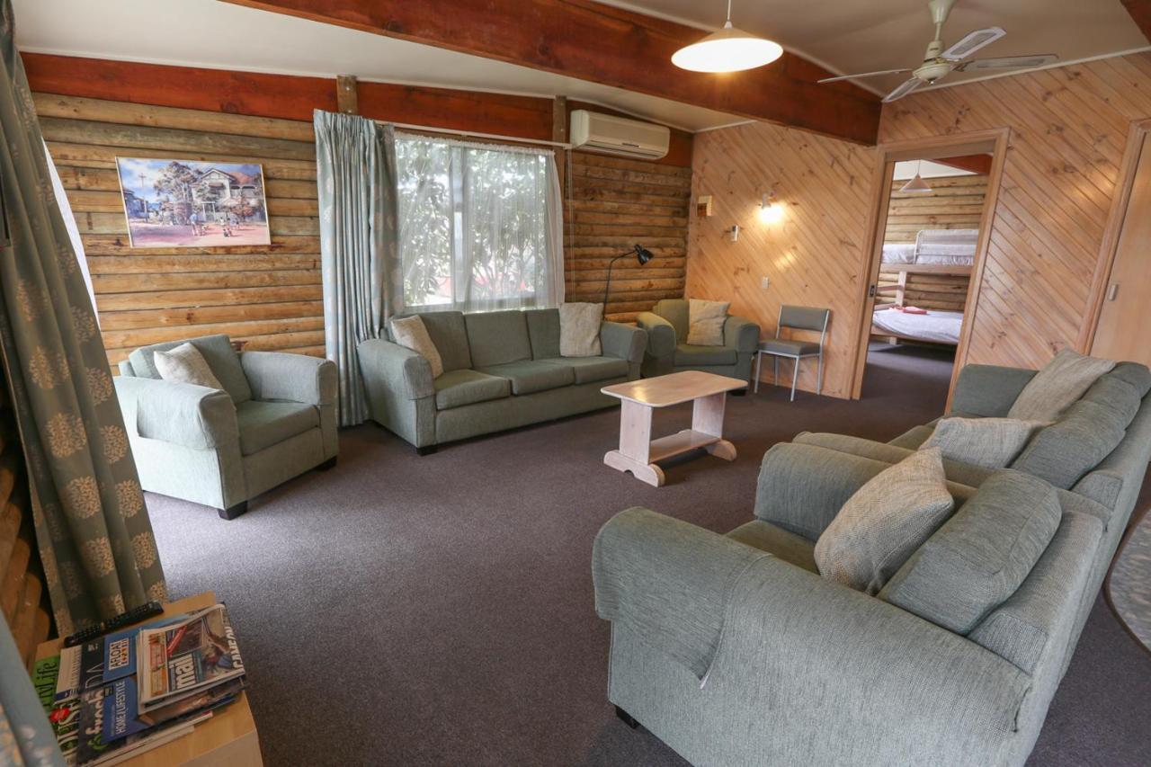 Lazy Acre Log Cabins Lakes Entrance Bagian luar foto