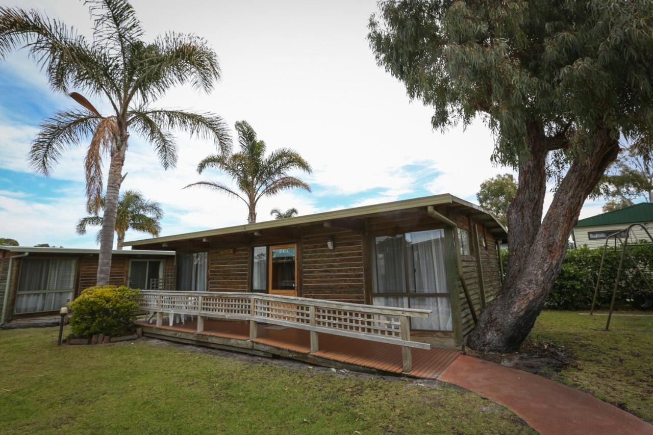 Lazy Acre Log Cabins Lakes Entrance Bagian luar foto