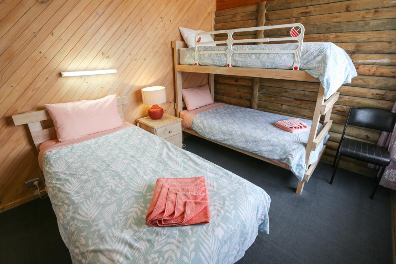 Lazy Acre Log Cabins Lakes Entrance Bagian luar foto