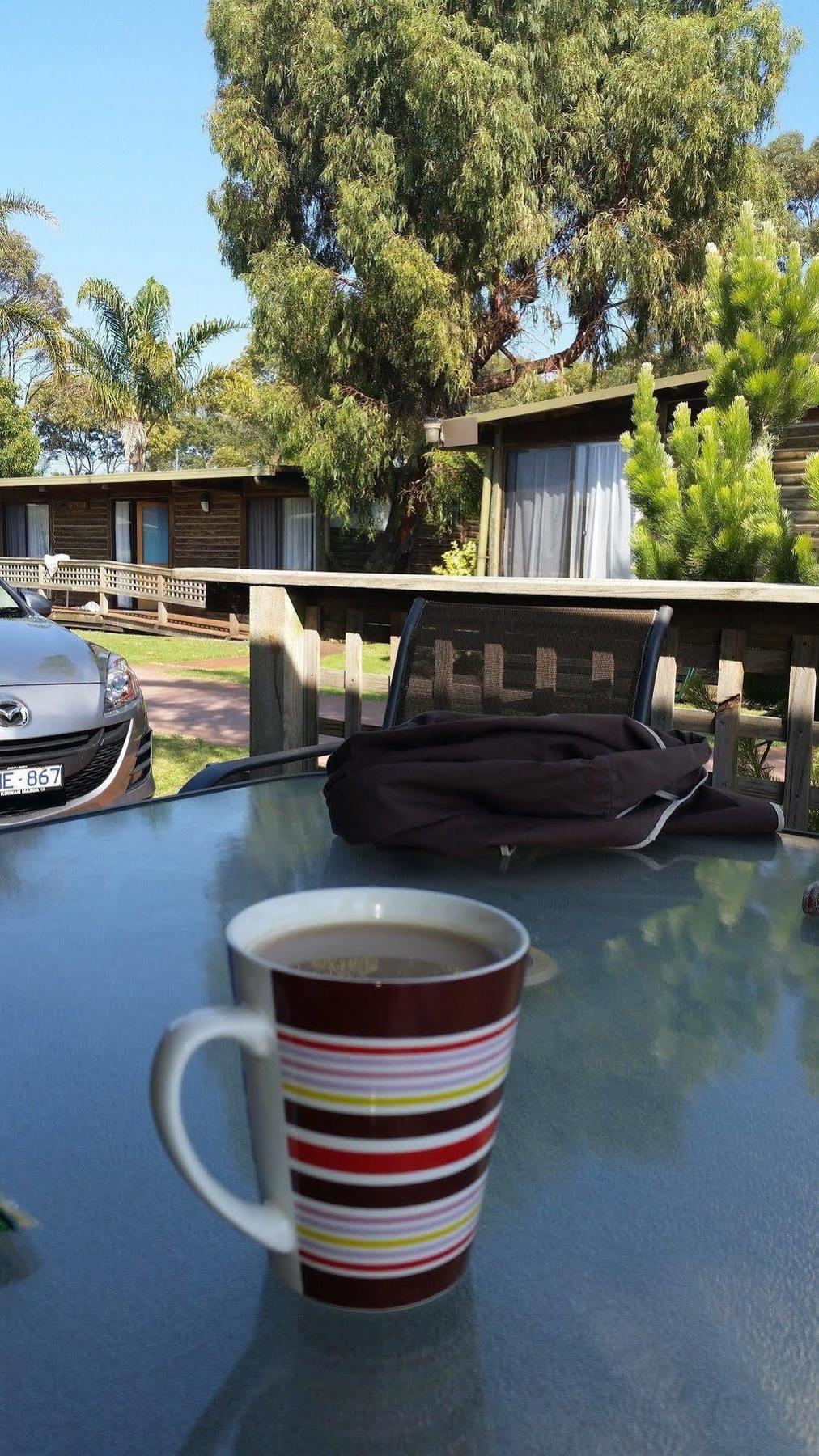 Lazy Acre Log Cabins Lakes Entrance Bagian luar foto