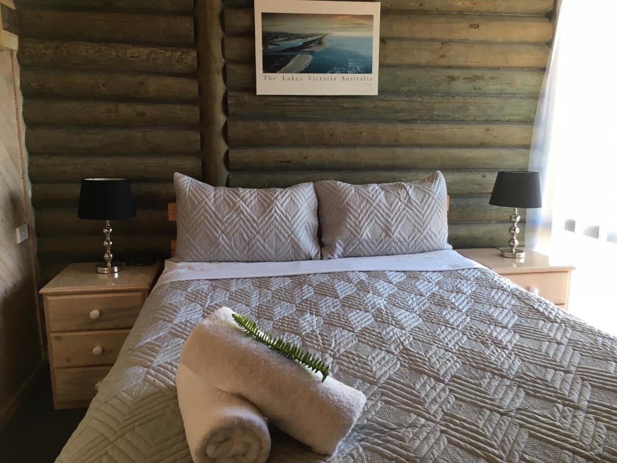 Lazy Acre Log Cabins Lakes Entrance Bagian luar foto