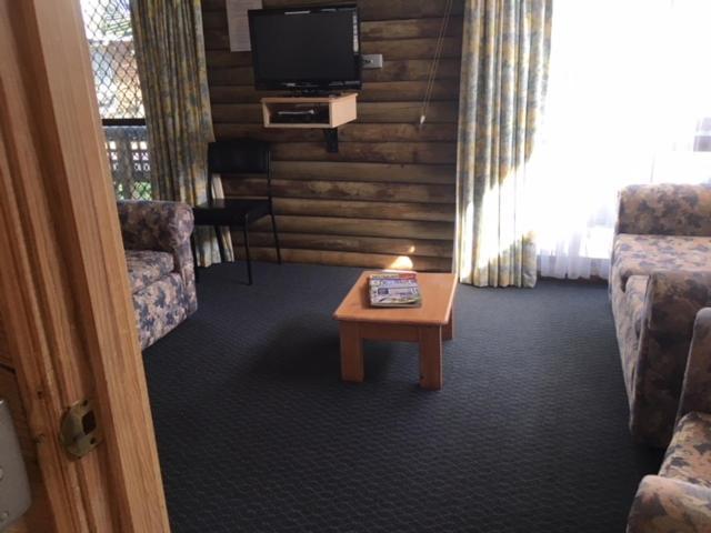 Lazy Acre Log Cabins Lakes Entrance Bagian luar foto