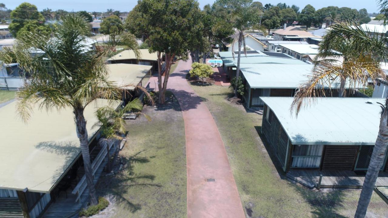 Lazy Acre Log Cabins Lakes Entrance Bagian luar foto