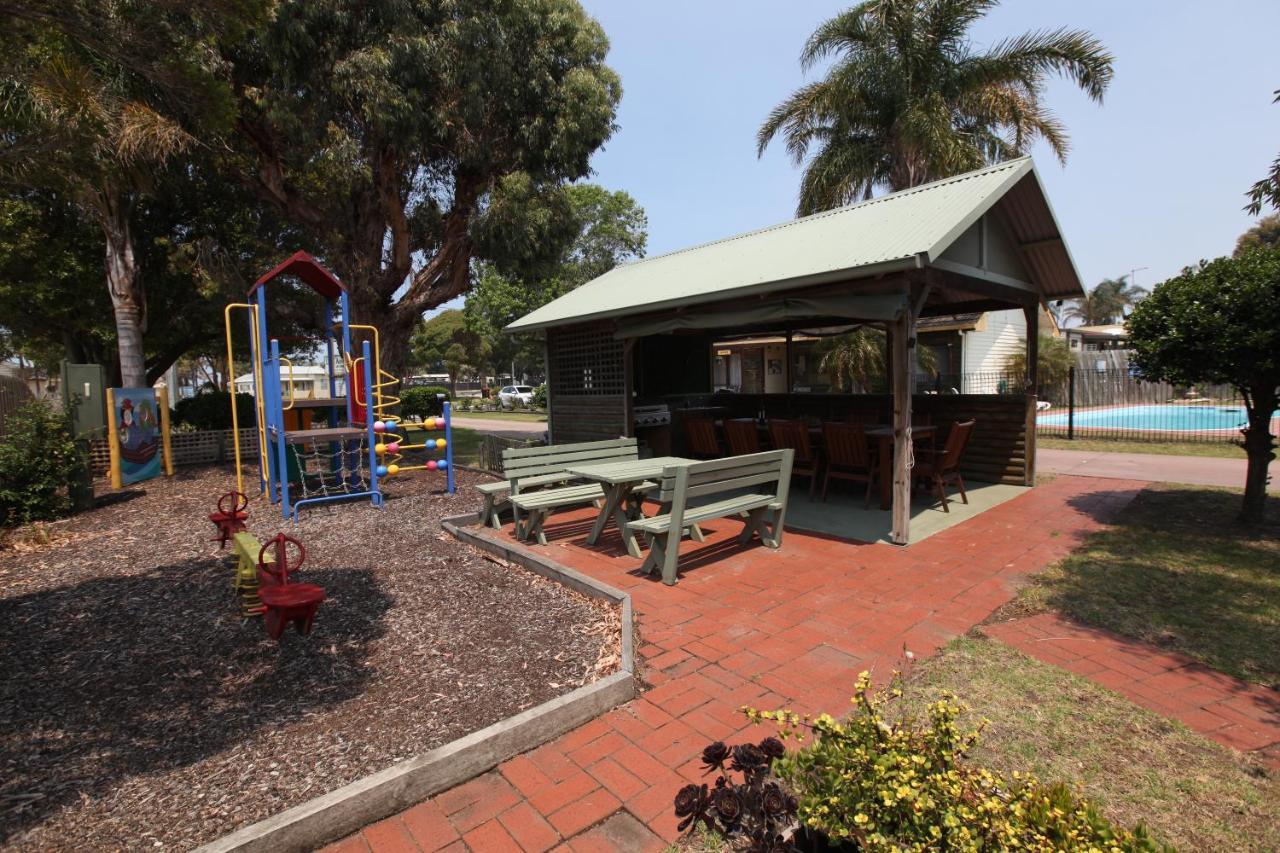 Lazy Acre Log Cabins Lakes Entrance Bagian luar foto